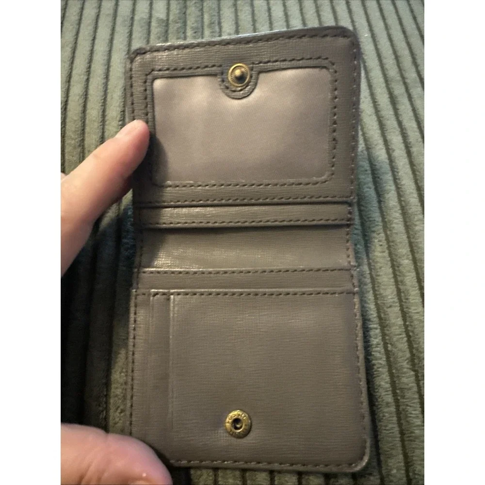 Fossil Women's Bifold Pebble Leather Wallet Grey Snap Close Rivets